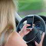 Unterschätze Gefahr: Ein Drittel der Lenker greift während der Fahrt zum Handy 