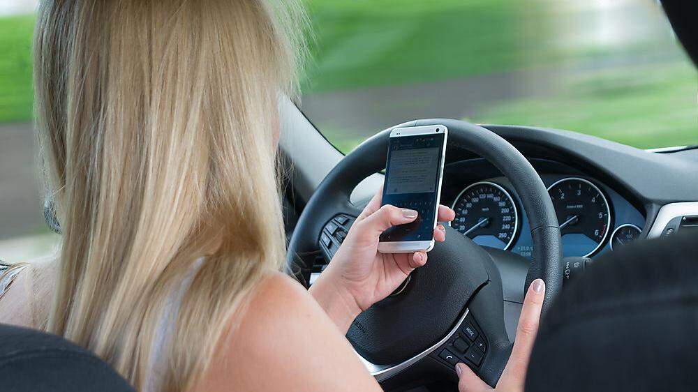 Unterschätze Gefahr: Ein Drittel der Lenker greift während der Fahrt zum Handy 