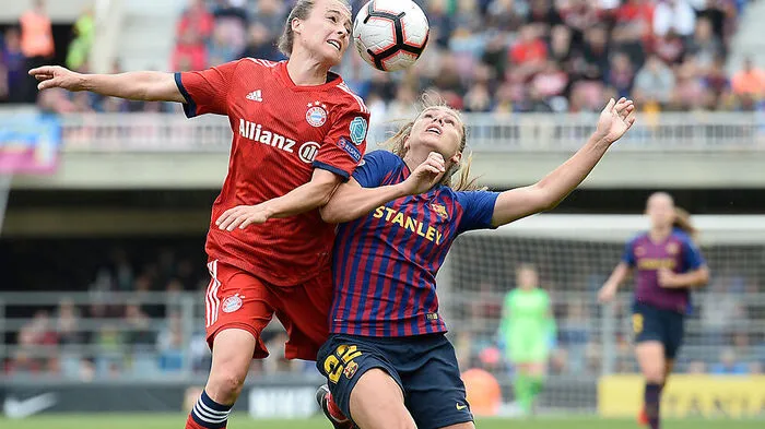 Gina Lewandowski (links) im Semifinale der Women´s Champions League gegen den FC Barcelona
