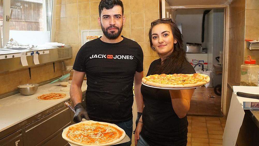 Aysun Bagci und ihr Mann Ramazan servieren 40 Pizzasorten im Restaurant „La Riva“ in Bad St. Leonhard