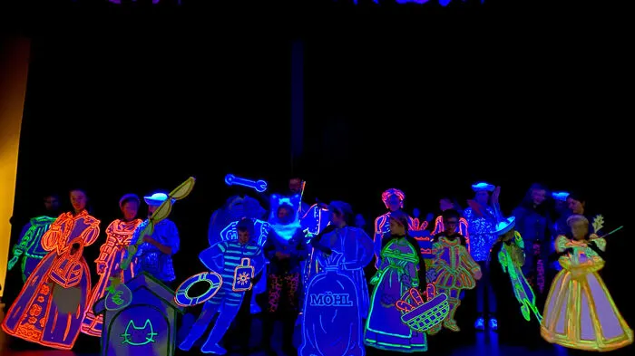 Mit viel Liebe zum Detail sind die Kostüme gestaltet. Und sie können mit einem Special-Effekt aufweisen. Denn die Kostüme sind mit fluoreszierenden Farben gemacht und erscheinen so unter Blaulicht mit besonderen Effekten.