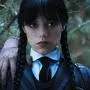 Jenna Ortega als Wednesday mit dem eiskalten Händchen