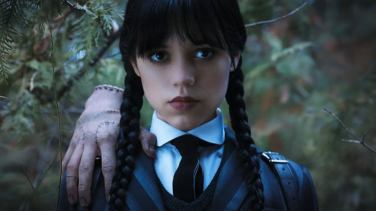 Jenna Ortega als Wednesday mit dem eiskalten Händchen