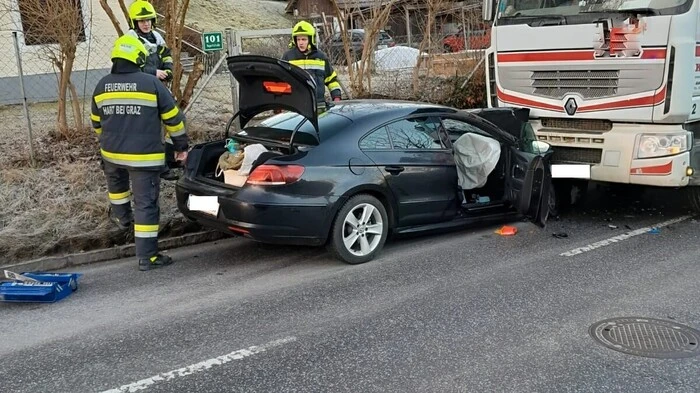 Gegen 7.20 Uhr krachte es auf der Rupertistraße in Hart bei Graz bei einem Frontalen zwischen einem Pkw und einem Lkw. Eine verletzte Fahrerin musste vom Roten Kreuz ins LKH Graz gebracht werden. Um den geschockten Lastwagenfahrer kümmerte sich die Freiwillige Feuerwehr. Das sind die Bilder des Einsatzes.