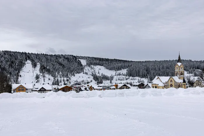 Blick auf das Ortszentrum mit dem großen Schneewall