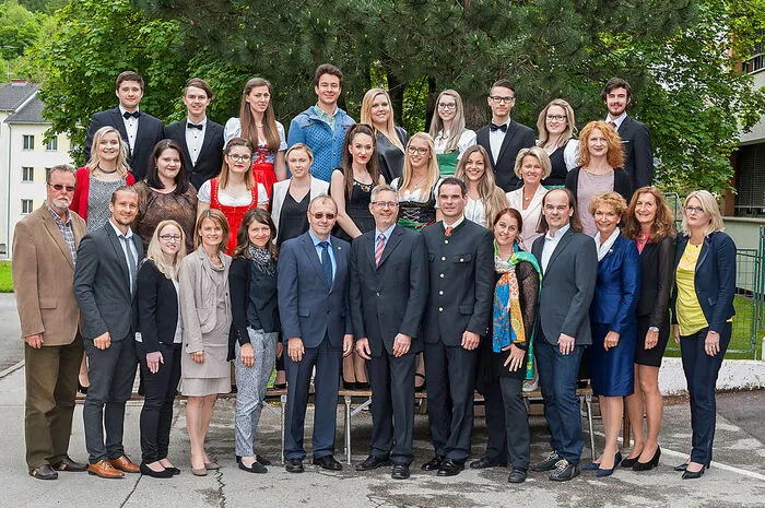 Große Freude herrschte bei den Schülern der 5. BK-Klasse der HAK Mürzzuschlag. Die Schulzeit ist für sie jetztvorüber.Ausgezeichneter Erfolg: Ulrich Fetz, Daniel Schantl, Chiara-Vanessa Steiner.Bestanden: Christian Pernhofer, Philipp Gesselbauer, Sarah Damm, Kerstin Hauswiesner, Milena Schmidt, Rene Grafeneder, Katrin Pfeffer, Sanela Krizmanic, Melissa Lohan, Jennifer Hulek, Vanesa Krasniqi, Nadine Breitegger, Amina Hukic.