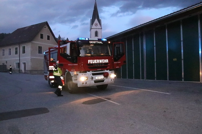 141 Florianis der Feuerwehren Geistthal, Södingberg, Kainach, Afling, Bärnbach, Krems, Stallhofen und Voitsberg sowie der Gast-Feuerwehr Groß Stübing waren mit 22 Fahrzeugen im Einsatz, das Rote Kreuz mit 14 Sanitätern und fünf Rettungswagen.  