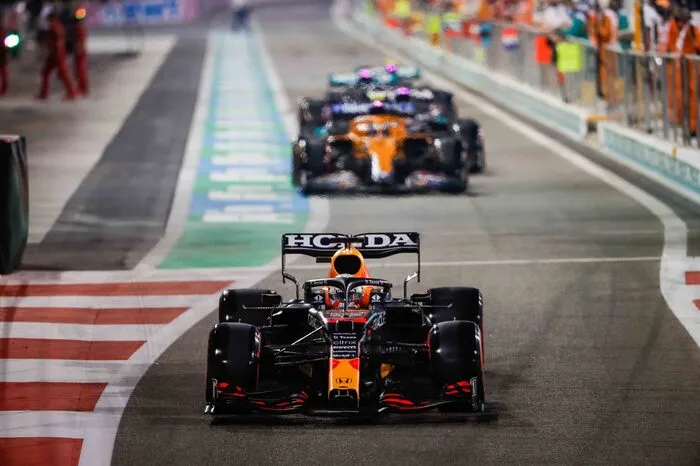 Giovinazzis Ausfall löst damit ein VSC aus. Verstappen nutzt diese für einen Stopp. Auf den frischeren Reifen ist Verstappen schneller als Hamilton. Aber 16 Runden vor dem Ende liegt er noch immer 14,4 Sekunden hinten.