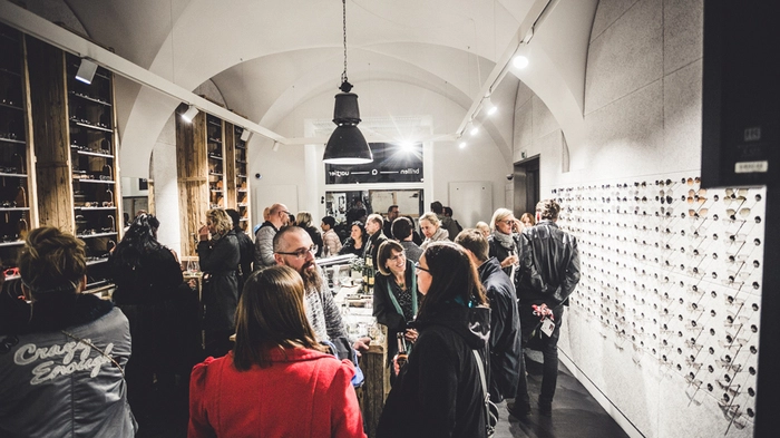 Seit nunmehr einem Jahr gibt es das Brillenquartier in der Grazer Hans-Sachs-Gasse, das wurde Mittwochabend mit einer großen Party gefeiert - mit dabei viele Gäste und eine Österreichpremiere ...