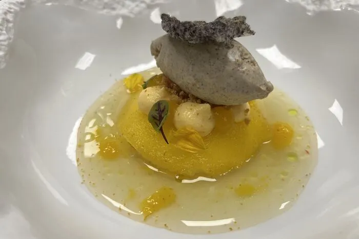 Lisa Krispel ist am Genussgut Krispel auch für die Nachspeisen zuständig - etwa auch für dieses Mandarinen-Mohn-Dessert.