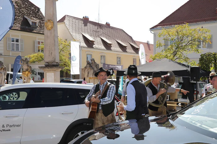 Für die musikalische Umrahmung der Auto Novo sorgten am Vormittag die Stadtkapelle Gleisdorf und am Nachmittag spielten die "Original Fidelen Neujohrgeiger" zwischen verschiedenen Automodellen auf.