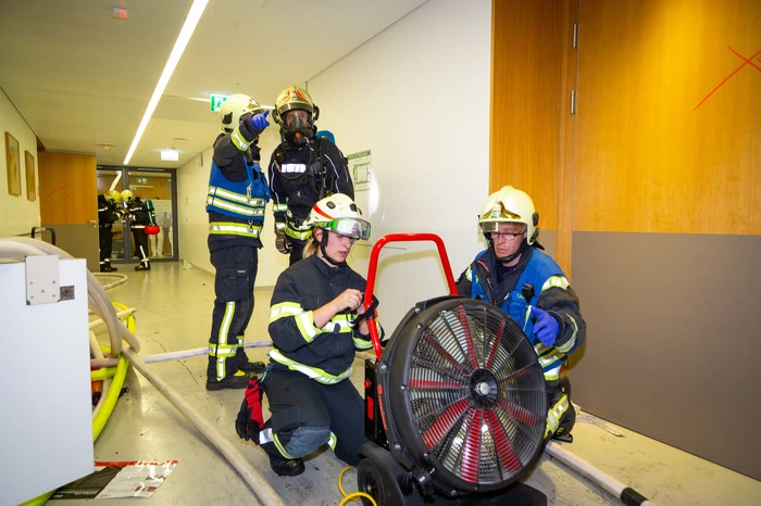Kurz vor 1.00 Uhr war Alarm ausgelöst worden, in einer Aussendung der LGA wurde von "schneller Brandentwicklung" berichtet.