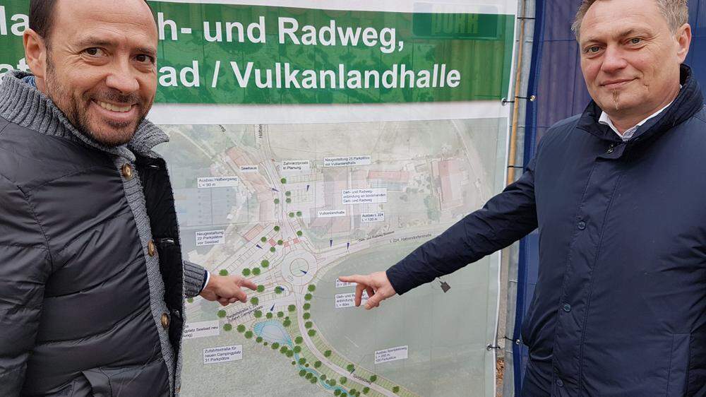 Alfred Primschitz und Bürgermeister Manfred Reisenhofer vor dem Projektplan