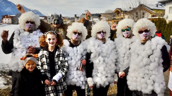 Beim Faschingsumzug in Reisach mischten sich gleich drei Wölfe unter die aufgeregte Schafherde. Siehe da, Gerstensaft in genügender Menge machte die Wölfe lammfromm.