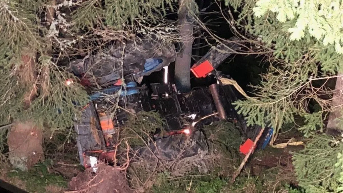 Der Traktor stürzte 20 Meter über einen Abhang ab