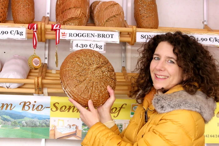 Neben traditionellen Produkten wie Wurst, Fleisch, Brot, Käse und Gemüse besteht unter anderen auch die Möglichkeit zum Einkauf von Süßspeisen sowie Fisch und Honig. 
