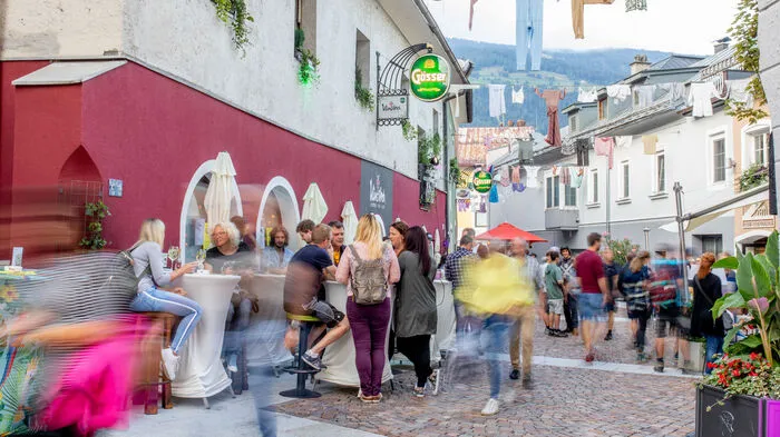 Jeden Donnerstag um Viertel nach fünf wird die Zwergergasse in Lienz zur Sommer-Street-Party