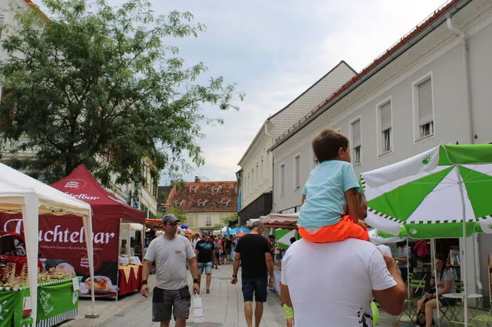 Hunderte Besucher waren unterwegs durch die Stadt.