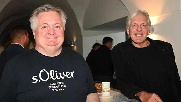 Obmann Erwin Beiweis (i. B. r.) und Organisator Hermann Traninger erzählten:

„Wir proben seit September, und diese Zeit war sehr intensiv. Ebenso die Aufbauarbeiten der Bühne, für die wir nur drei Tage Zeit hatten. Alle waren mit vollem Eifer dabei, und wir freuen uns, dass wir die Herbstproduktion nun vorstellen können, nachdem das Sommertheater nicht stattgefunden hat. Es ist schön, dass wir den grauen Herbst mit Humor aufhellen können.“