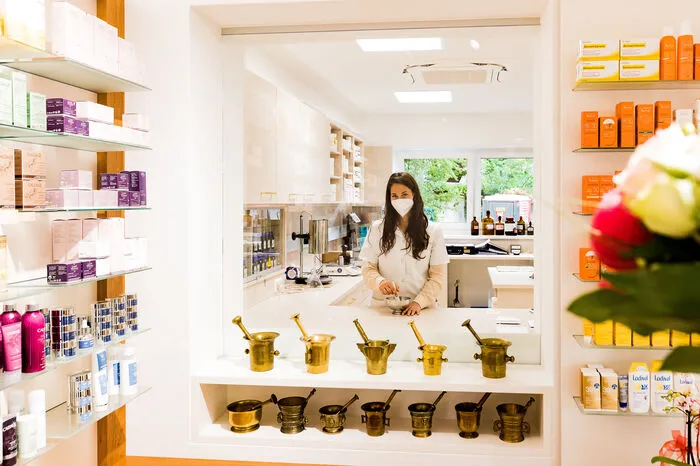 Die Kunden können den Apothekern hautnah bei der Arbeit zusehen