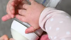 Ein Skandal um verunreinigte Babymilch beunruhigt derzeit Eltern – auch in Österreich 