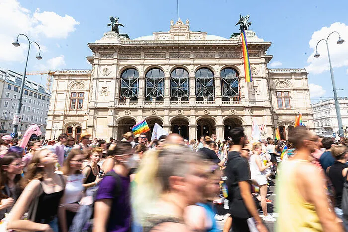 Teilnehmer vor der Staatsoper: Sie demonstrierten gegen   die Diskriminierung von Schwulen, Lesben und Transgender-Personen.