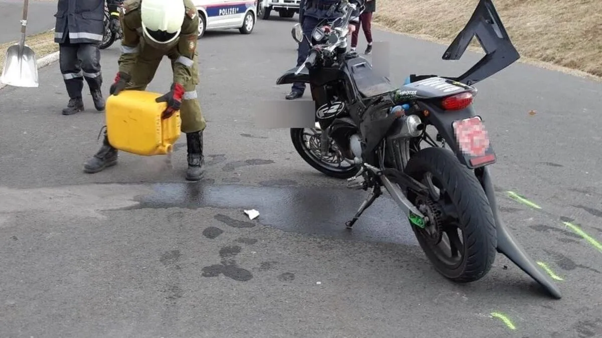 Die Feuerwehr St. Peter am Ottersbach musste ausgelaufene Betriebsmittel binden 