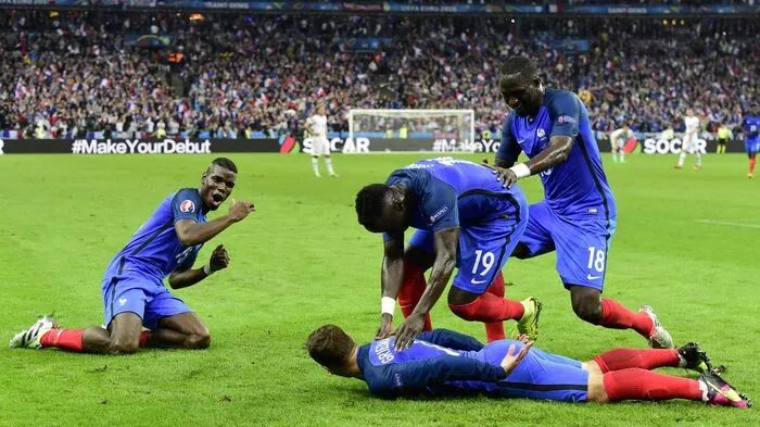 Frankreich jubelt. Im trefferreichsten Spiel dieser EM schießt die "Equipe tricolore" Island mit 5:2 aus dem Stade de France.