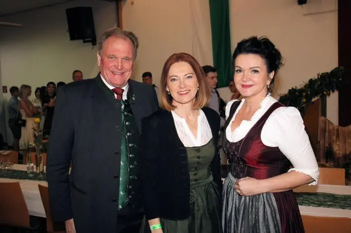 Unter den Gästen waren Landtagsabgeordneter Erwin Dirnberger,  Landesrätin Simone Schmiedtbauer, Bezirksbäuerin Anita Suppanschitz (im Bild) sowie der Präsident der Landwirtschaftskammer Franz Titschenbacher, Kammerobmann Werner Preßler, die Bürgermeister Helmut Linhart (Köflach), Roman Neumann (Ligist), Georg Preßler (Edelschrott) und viele mehr. 
