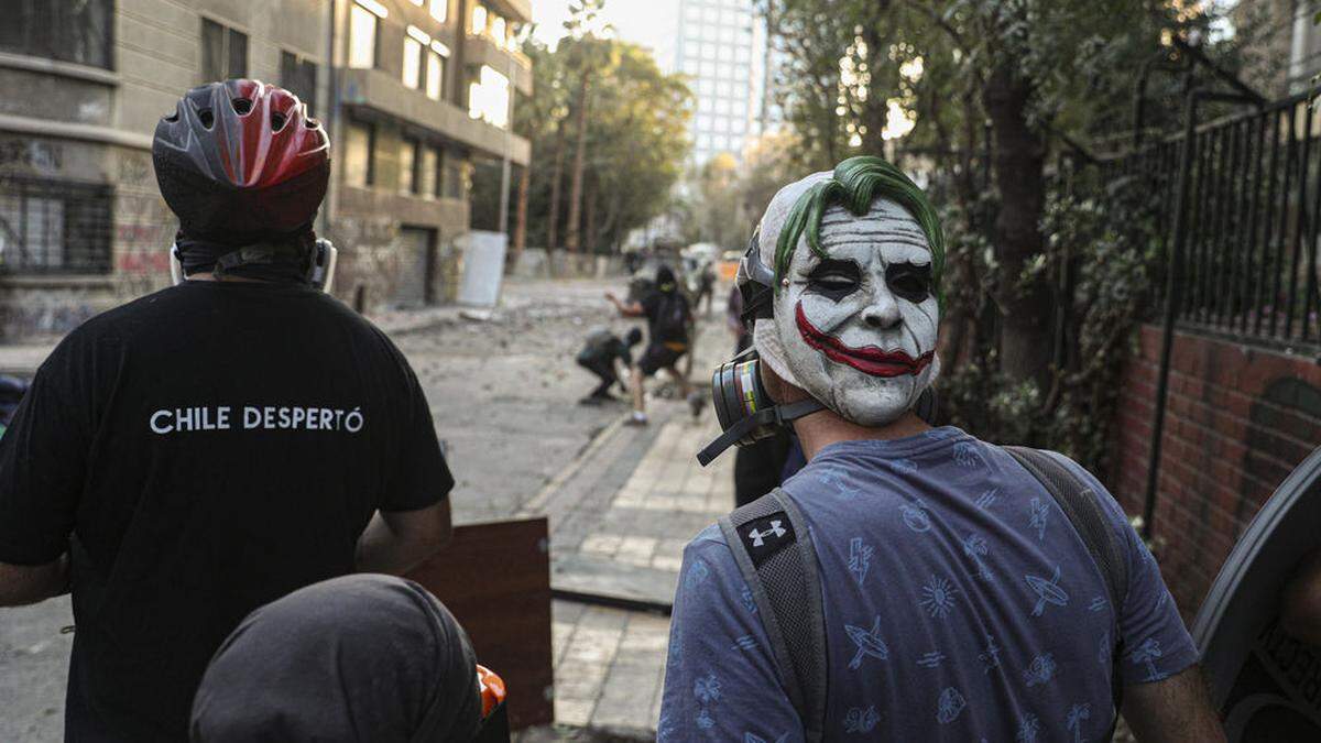 Demonstrant mit Joker-Maske in Santiago