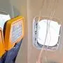 Zerbrochenes Fenster in einem Flugzeug. Davor hängen Schläuche der Sauerstoffmasken von der Decke.