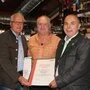 Im Jahr 2019 erhielt Heinz Poschebou (Mitte) von Gerhard Streit und Manfred Prettenthaler eine Ehrenurkunde für seine unternehmerischen Leistungen