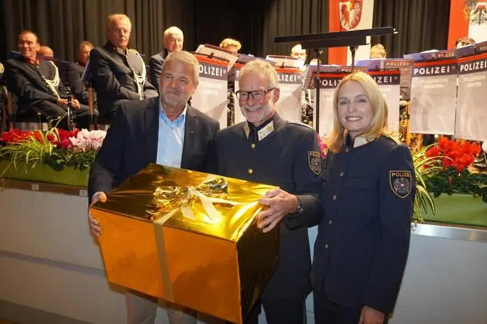 Von Spittals Bürgermeister Gerhard Köfer gab es ein Geschenk für Chefinspektor Johann Ramsbacher und Landespolizeidirektorin Michaela Kohlweiß