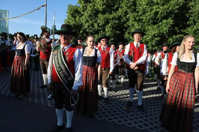 Beim Bezirksmusikertreffen marschierten 30 Musikkapellen mit 800 Musikerinnen  und Musikern aus der Steiermark und dem Burgenland in Deutsch Goritz auf und ...