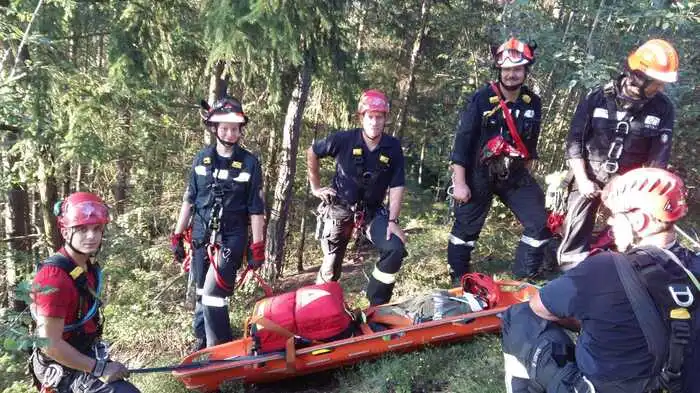 Eine Mannschaft seilte sich zum Verletzten ab und lagerte ihn in eine Schleifkorbtrage um, um ihn so schonend über den Wanderweg abtransportieren zu können.