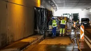 04.04.2024, Stainach-Pürgg, Steiermark, Österreich (Austria): Sanierung der Wanne Stainach auf der Umfahrung Stainach-Pürgg an der B 320 Ennstalstraße, Baustellenbesuch bei Arbeiten des Unternehmens VOGL.PLUS aus Irdning, das sich auf Bauwerksinstandsetzung und Tunnelsanierung spezialisiert hat. Im Bild eine Hochdruckwasserstrahlanlage mit Abtraggerät beim Abtragen von Beton.
Fotocredit: Martin Huber