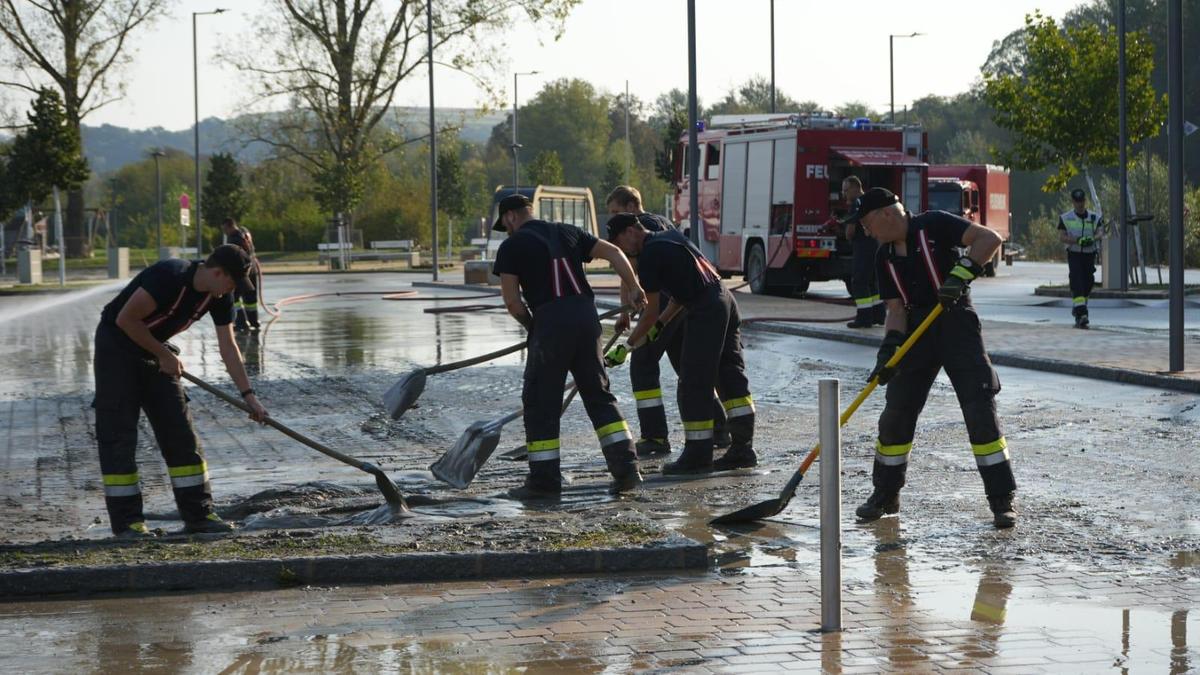 Kameraden aus dem Feuerwehrbereich Murau im schlammigen Einsatz im Raum Melk