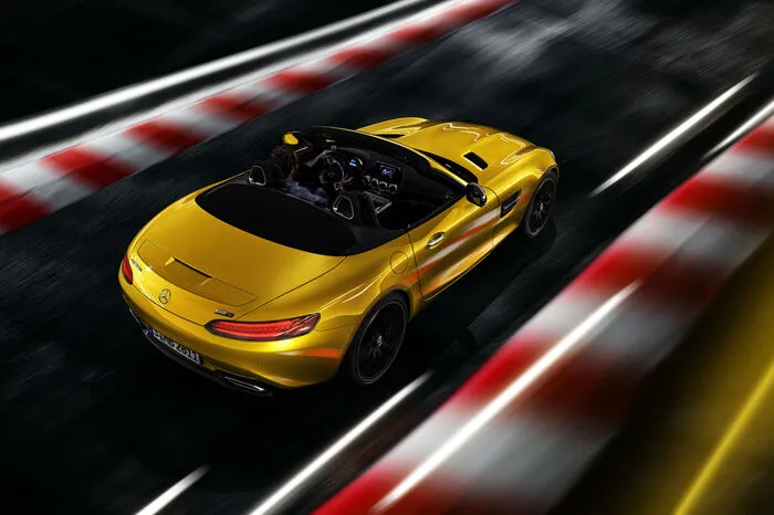 Das bedeutet: Der 4-Liter-V8-Biturbo leistet 522 PS und stellt ein maximales Drehmoment von 670 Newtonmetern zur Verfügung, die zwischen 1900 und 5000 Touren abrufbar sind. Der Spurt aus dem Stand auf Tempo 100 km/h ist in 3,8 Sekunden erledigt und der Vortrieb geht ihm erst bei 308 km/h aus. Verwaltet wird das Ganze von einer an der Hinterachse sitzenden Sieben-Gang-Automatik.