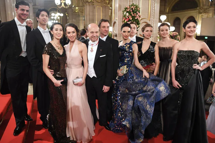Staatsoperndirektor Dominique Meyer (m.) mit Tänzern und Tänzerinnen des Wiener Staatsopernballetts tummeln sich am roten Teppich,...