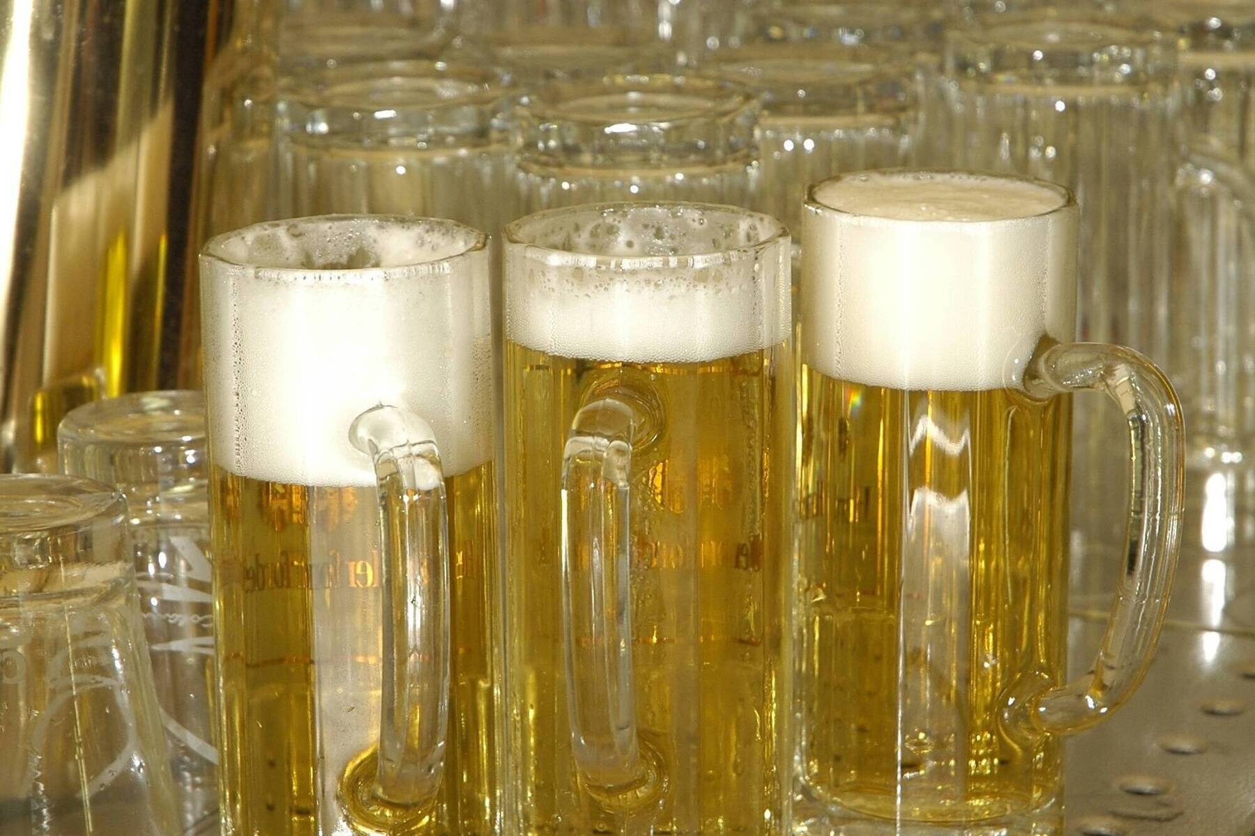 Frau angebaggert: Makler brach bei Bierglas-Attacke Helfer die Nase