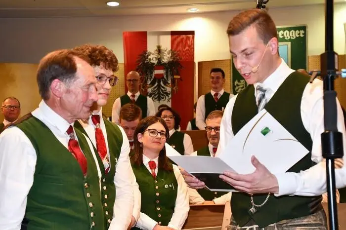 Im Rahmen des Frühlingskonzertes am Samstagabend wurde Karl Plank mit dem Ehrenzeichen in Gold des Blasmusikverbandes für 60 Jahre aktive Musikertätigkeit geehrt.