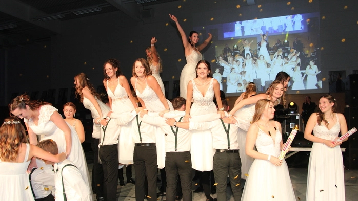 Durch die zahlreichen Hebefiguren wurde die Polonaise zu einer beeindruckenden Show