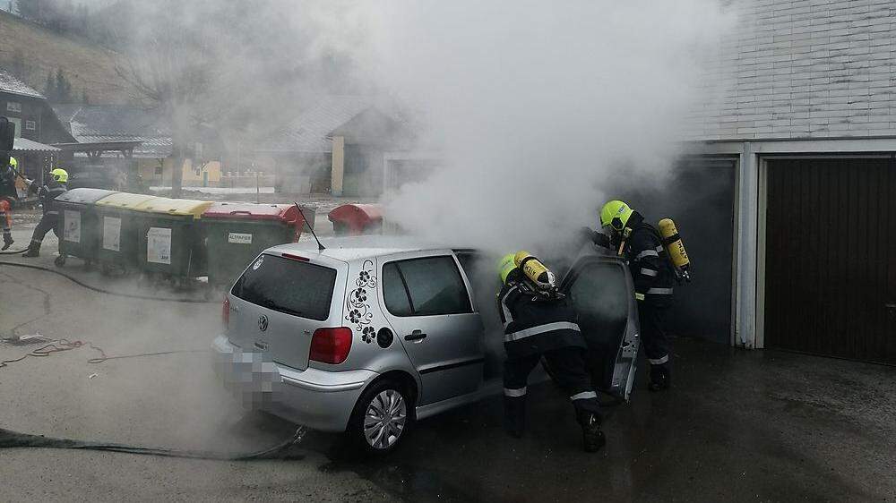 Die Freiwillige Feuerwehr Kalwang hatte den Fahrzeugbrand schnell unter Kontrolle
