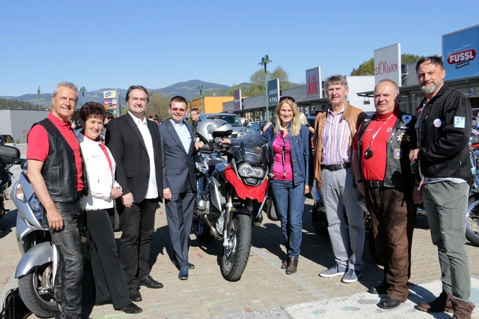 Die „Red Biker“ um Johann Jochum luden nach Rosental zur Motorradsegnung. Unter den Gästen waren die Nationalratsabgeordnete Elisabeth Grossmann, die Landesvorsitzende des steirischen Pensionistenverbandes Sophie Bauer und Bürgermeister Engelbert Köppel (Rosental).