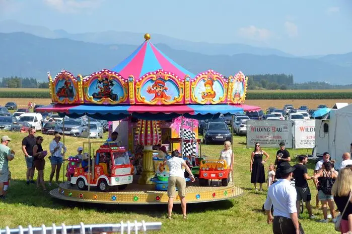 Traumhaftes Sommerwetter sorgte für ein festliches Ambiente und brachte lebhaften Rummel in das sonst beschauliche Dorf.
