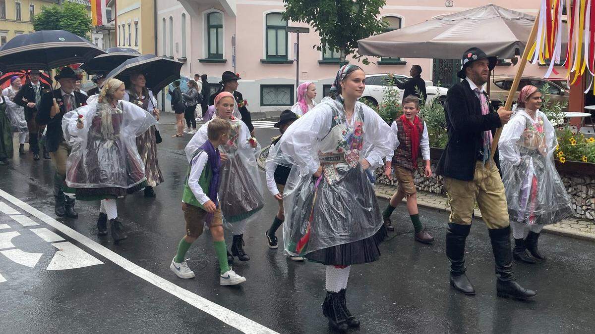 An die 2000 Trachtenträger sind beim Festzug dabei – unter den Gästen befindet sich leider auch der Regen