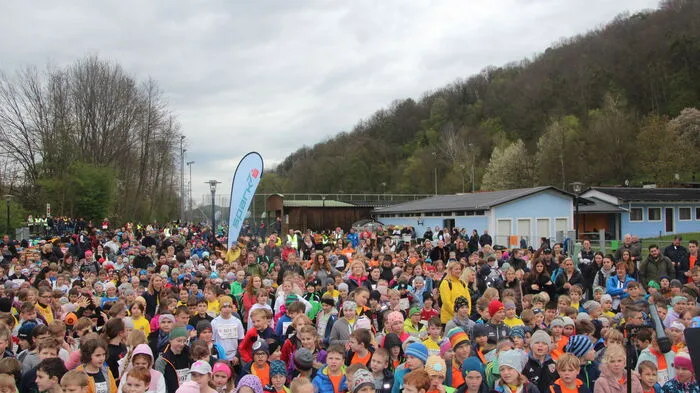 An die tausend Kinder nahmen am Wald- und Wiesenlauf in der Freizeitanlage in Sankt Peter am Ottersbach teil.