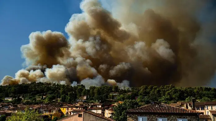 Ein Waldbrand bedroht das Dorf Camps-la-Source im Süden Frankreichs 