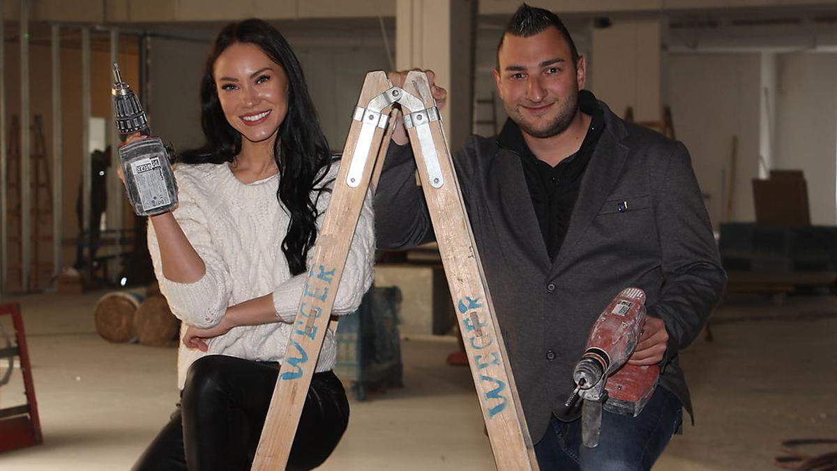 Fitness-Model Stephanie Davis mit Porcia-Center-Manager Thomas Gasser auf der Baustelle