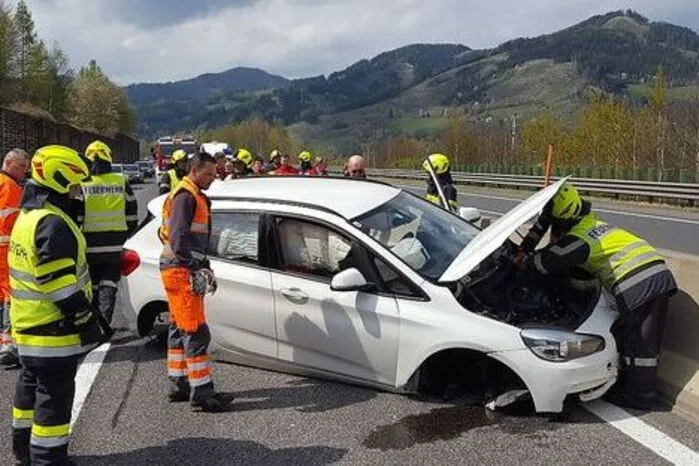 Ein Autofahrer krachte am Karfreitag gegen eine Betonwand auf der Semmeringschnellstraße. Vermutlich retteten die Airbags dem Mann das Leben. Mehr dazu.  